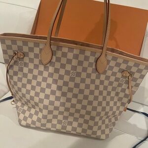 Brand new never worn Neverfull MM Damier Azur in
Rose Ballerine🎀box+dustbag inc